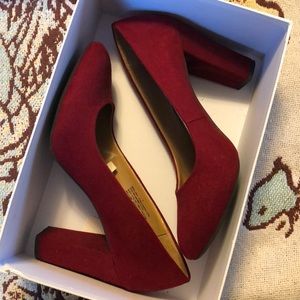 Basic red target pumps